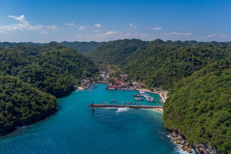 Wisata Pantai Sadeng Girisubo